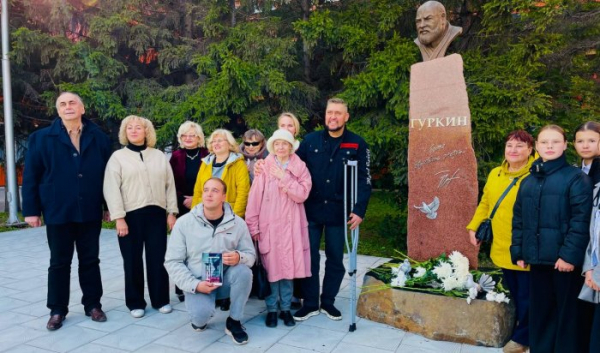 В Черемхове поставили памятник Владимиру Гуркину В Черемхове поставили памятник Владимиру Гуркину