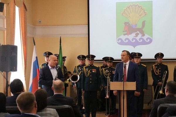 Леонид Фролов официально вступил в должность Мэра Иркутского района
Леонид Фролов официально вступил в должность Мэра Иркутского района