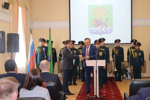 Леонид Фролов официально вступил в должность Мэра Иркутского района
Леонид Фролов официально вступил в должность Мэра Иркутского района