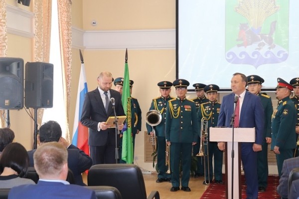 Леонид Фролов официально вступил в должность Мэра Иркутского района
Леонид Фролов официально вступил в должность Мэра Иркутского района