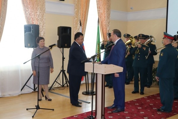 Леонид Фролов официально вступил в должность Мэра Иркутского района
Леонид Фролов официально вступил в должность Мэра Иркутского района
