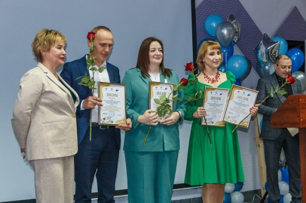 В районном конкурсе ко Дню работника культуры «Творчество - профессия» победу одержала Ксения Красникова из ДК Маркова
В районном конкурсе ко Дню работника культуры «Творчество - профессия» победу одержала Ксения Красникова из ДК Маркова