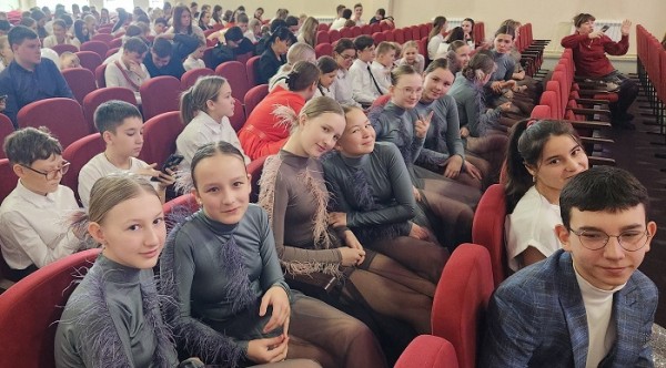 
			Победу в фестивале патриотической песни &laquo;Виват, Россия молодая!&raquo; одержала команда Хомутовской школы № 1		
