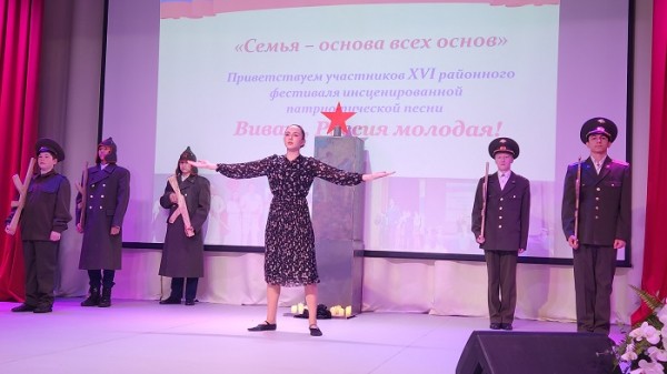 
			Победу в фестивале патриотической песни &laquo;Виват, Россия молодая!&raquo; одержала команда Хомутовской школы № 1		