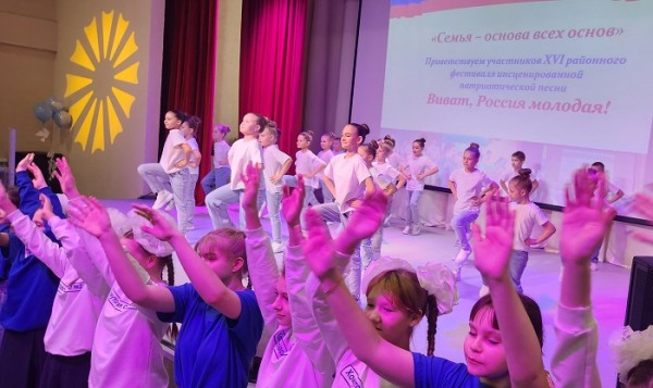 
			Победу в фестивале патриотической песни &laquo;Виват, Россия молодая!&raquo; одержала команда Хомутовской школы № 1		