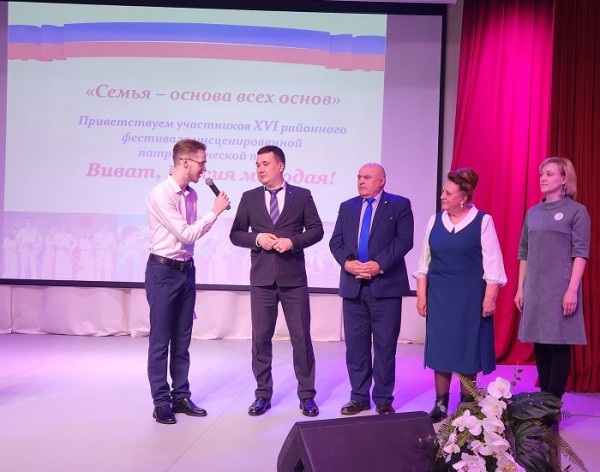 
			Победу в фестивале патриотической песни &laquo;Виват, Россия молодая!&raquo; одержала команда Хомутовской школы № 1		