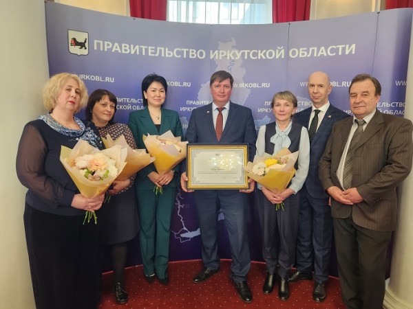 Представителям Иркутского района в преддверии Дня местного самоуправления вручили грамоты и благодарности губернатора
Представителям Иркутского района в преддверии Дня местного самоуправления вручили грамоты и благодарности губернатора
