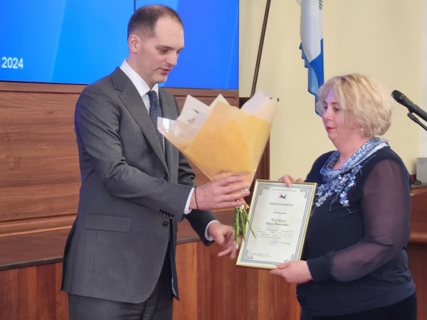 Представителям Иркутского района в преддверии Дня местного самоуправления вручили грамоты и благодарности губернатора
Представителям Иркутского района в преддверии Дня местного самоуправления вручили грамоты и благодарности губернатора