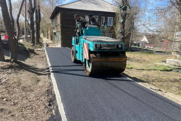 На улице Чайковского подрядчик начал асфальтировать тротуар
На улице Чайковского подрядчик начал асфальтировать тротуар