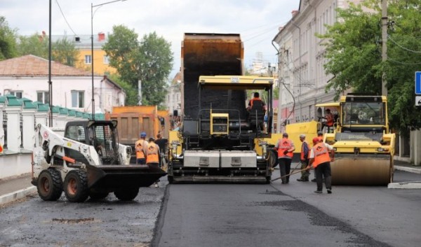 В Иркутске на пяти улицах начали укладывать верхний слой асфальта В Иркутске на пяти улицах начали укладывать верхний слой асфальта