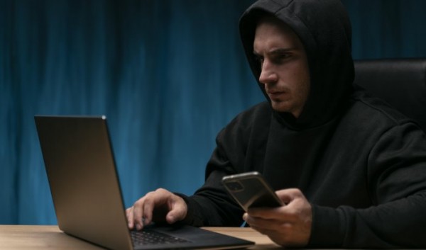 Пенсионер из Иркутска продал квартиру из-за мошенников                            
