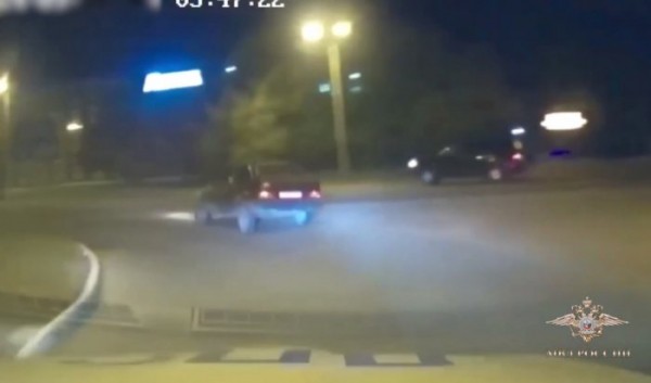 Лихача в Ангарске пришлось останавливать табельным оружием (Видео) Лихача в Ангарске пришлось останавливать табельным оружием (Видео)