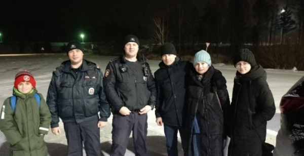 Полицейские из Братска помогли замерзающей семье на дороге Полицейские из Братска помогли замерзающей семье на дороге