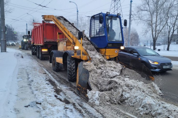 
                В Иркутске специалисты проводят противогололедную обработку дорог
                
            
