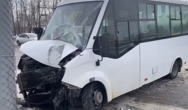Маршрутка врезалась в опору электропередач в Иркутске (Видео) Маршрутка врезалась в опору электропередач в Иркутске (Видео)