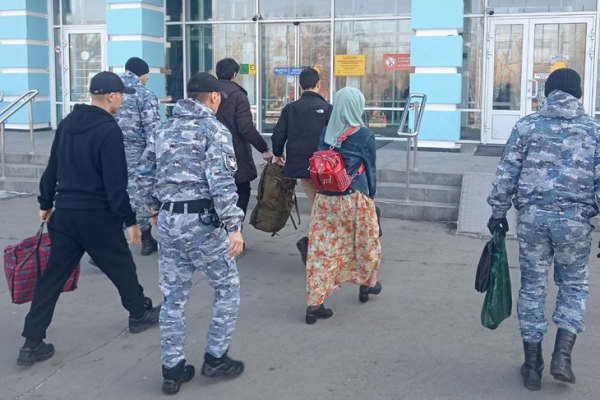 В Иркутске приставы выдворили за пределы России четверых нелегальных мигрантов
В Иркутске приставы выдворили за пределы России четверых нелегальных мигрантов