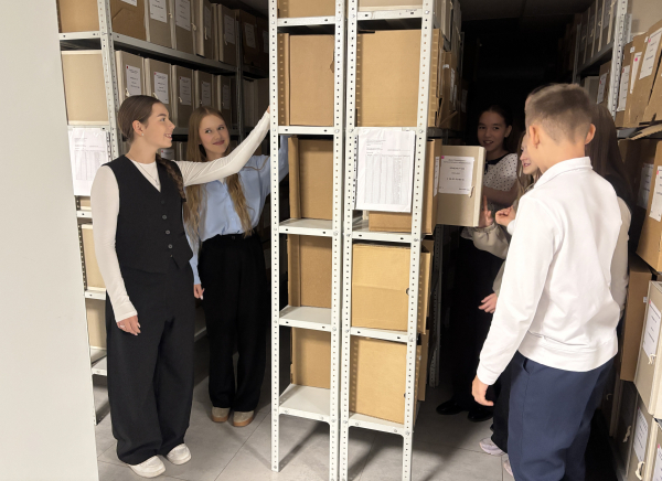 Экскурсия обучающихся в архивный отдел
Экскурсия обучающихся в архивный отдел