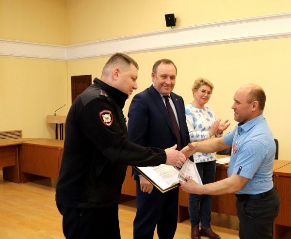 
			Лучшим дружинником Иркутского района стал Владимир Сваволюк из Ревякинского муниципального образования		
