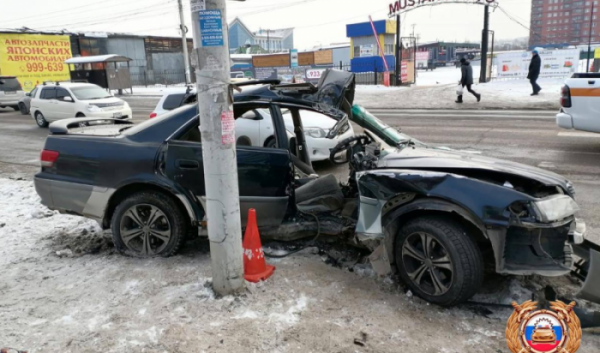 В Иркутске водитель Toyota Mark II врезался в столб                            